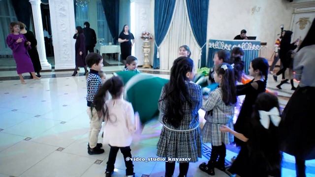 ИМЕНИННИЦУ С ДНЁМ РОЖДЕНИЯ ПОЗДРАВЛЯЮТ АНИМАТОРЫ КЛОУНЫ смотреть онлайн