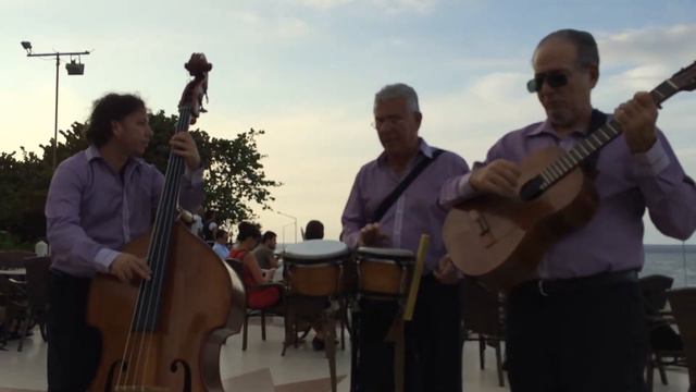Lagrimas Negras on the patio of the Hotel Nacional смотреть онлайн