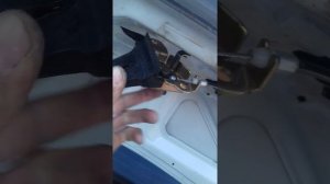 Замена тросика багажника на Toyota Corona premio часть 2.
