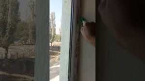 Как содрать с ПВХ-окон застряющую в откос пленку