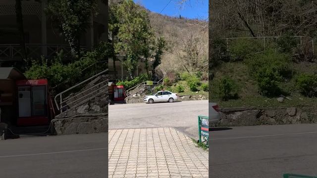 Изумительная и прекрасная красотой горная река возле Голубого озера по пути на озеро Рица смотреть онлайн