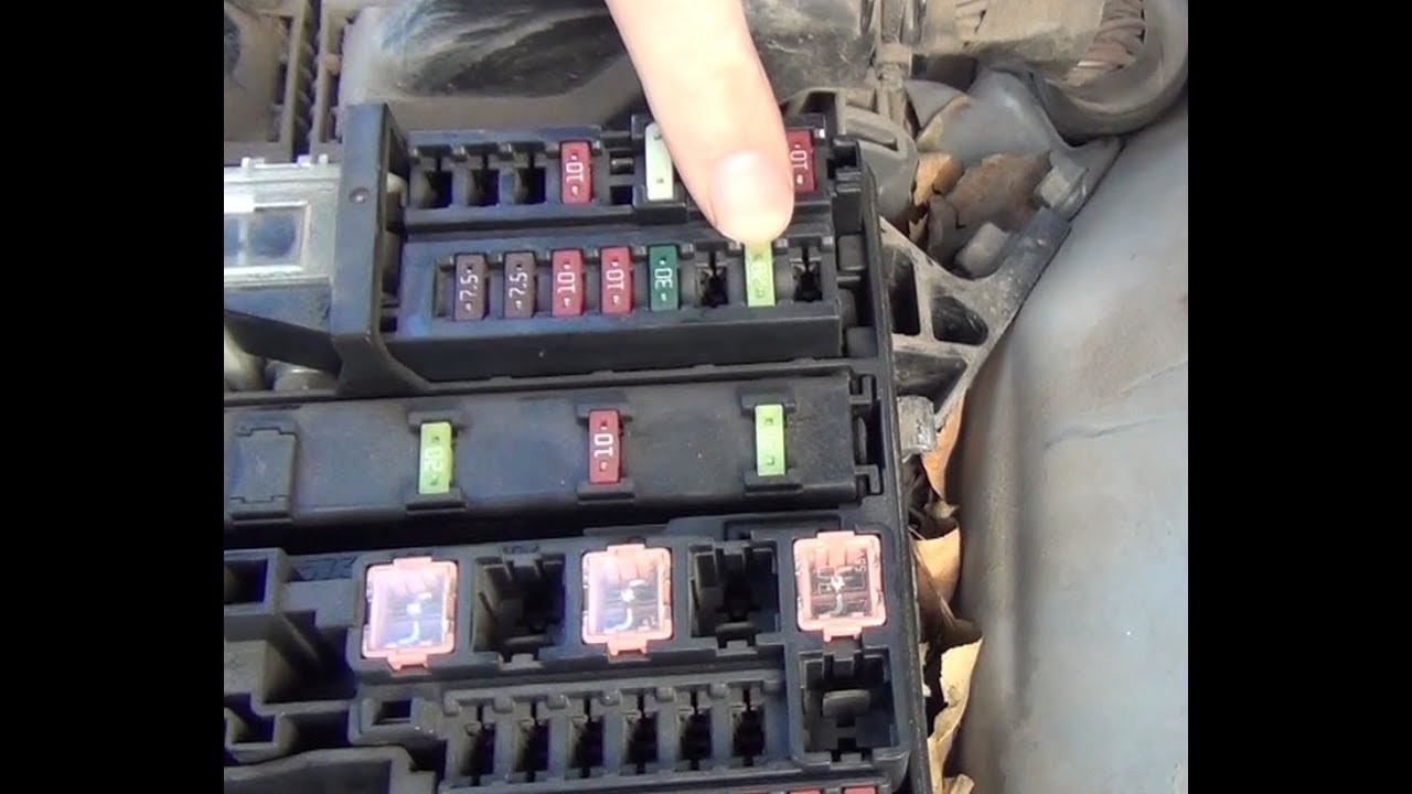 Замена предохранителя №26 блокировки рулевого управления в ТОйоте Королла Е150 смотреть онлайн