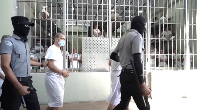 Así viven criminales en la prisión más estricta del mundo | El Salvador CECOT смотреть онлайн
