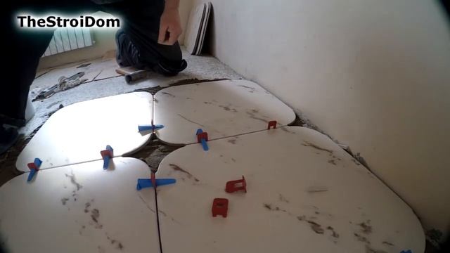 █ УКЛАДКА ПЛИТКИ на пол в КУХНЕ используя зажимы СВП смотреть онлайн