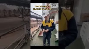 Парень завязывает узел.