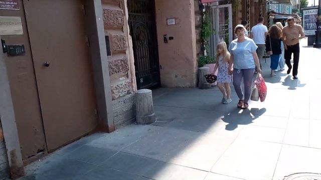 Туристы в СПБ//Гулялки-болталки по ул.Марата СПБ//Красивые балконы нуждаются в ремонте// смотреть онлайн