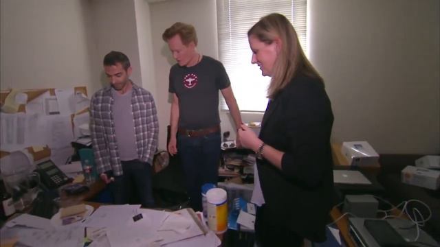 Конан О'брайен заставляет Джордана Шлански убрать свой оффис. Шоу Конана на русском. Conan Show RUS