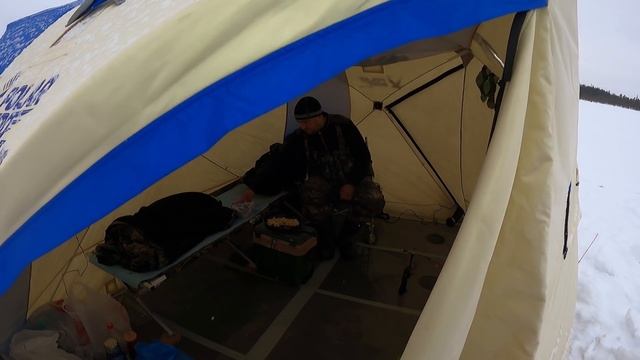 РЫБАЛКА УДАЛАСЬ - ЛОВИМ ЩУК, ОКУНЕЙ И ЖАРИМ РЫБУ / FISHING WAS A SUCCESS-WE CATCH PIKE, PERCH смотреть онлайн