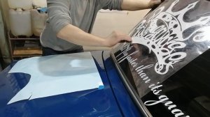 Как приклеить наклейку на стекло