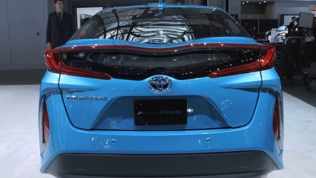 The Prius Prime’s interior is like a low-cost Tesla смотреть онлайн