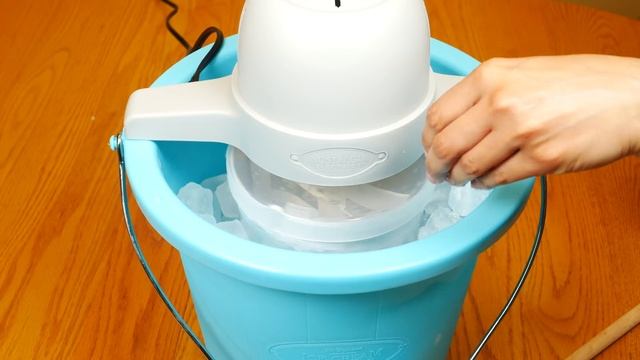 Nostalgia 4-Quart Electric Ice Cream Maker Review смотреть онлайн