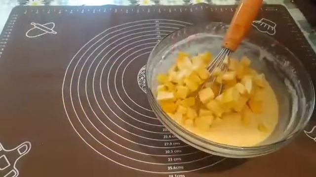 ВКУСНЕЙШАЯ ШАРЛОТКА ЗА 10 МИНУТ!ПРОСТОЙ РЕЦЕПТ! смотреть онлайн