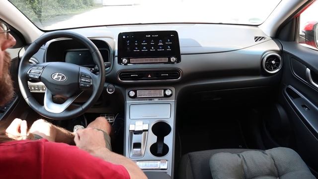 VW Id.3 vs Hyundai Kona Facelift - Comparison and Acceleration смотреть онлайн