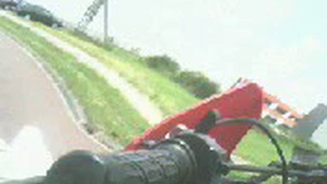 beetje lastig rijden met een hand aan stuur en andere hand mobieltje voor te filmen смотреть онлайн