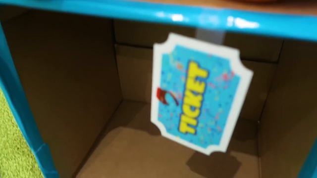 Ryan turned into Cardboard in the Box Fort Maze! смотреть онлайн
