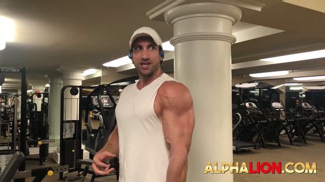 STOP Doing Bicep Curls LIKE THIS! (3 COSTLY MISTAKES!) смотреть онлайн