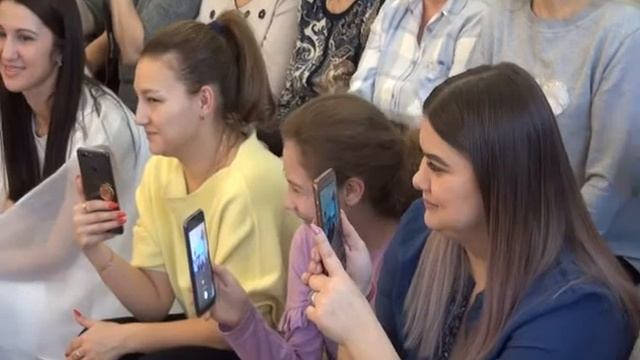 Дети поздравили мам с праздником смотреть онлайн