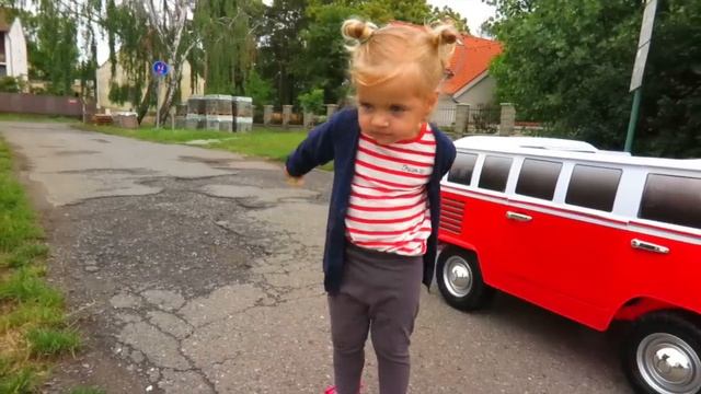 Little Girl Elis Ride On Wheel On The Bus Power Wheel with Five Little Duck Outdoor activity смотреть онлайн