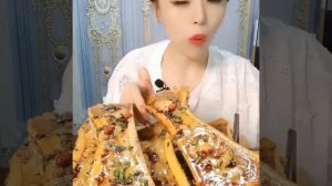 КИТАЙЦЫ ЕДЯТ НА КАМЕРУ.???