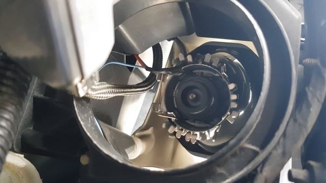 Replacing Xenon Bulb on Renault Laguna 2 смотреть онлайн