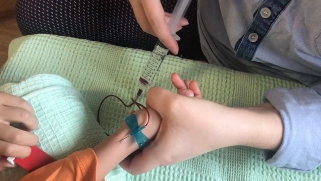 Делаем укол ребенку 4х лет дома! Мама НЕ медик делает внутривенный укол сыну! смотреть онлайн