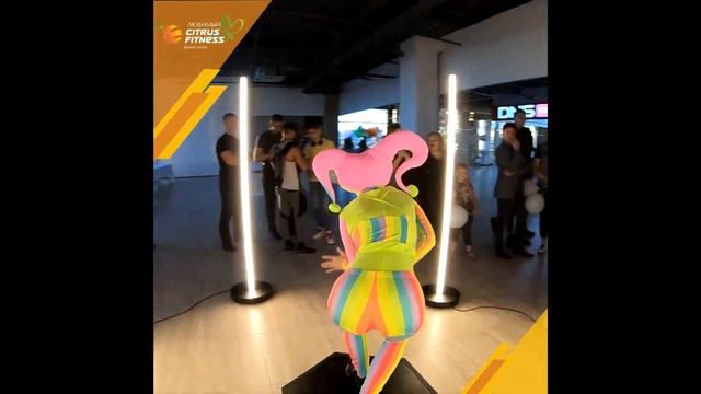 Цирковое шоу, встреча гостей, ходулисты, мимы, клоуны, силач, гимнасты, дрессировщица, жонглер . смотреть онлайн