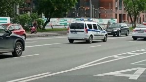 Полиция спешит с сиреной.