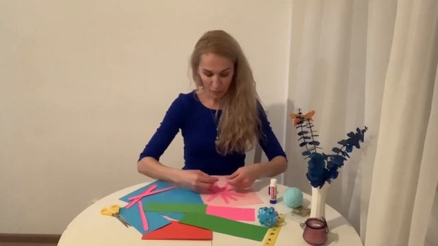 Ирина Михайлова Развивашки Делаем Ёлочную игрушку шар из цветной бумаги 6+ смотреть онлайн