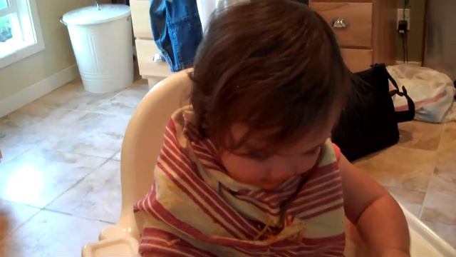 Ava äter Spaghetti med köttfärssås смотреть онлайн