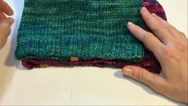 Шапки спицами. Обзор пряжи Malabrigo Mecha, Rios. Шапка из толстой пряжи с помпоном и шапка бини смотреть онлайн