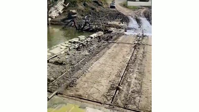 ВСУ навели понтонный мост через реку Оскол в Харьковской области.