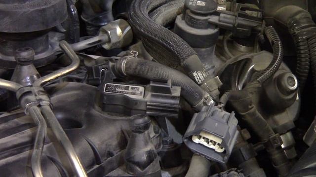 Очищаем датчик давления во впускном коллекторе на дизеле Volvo.