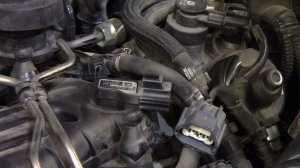 Очищаем датчик давления во впускном коллекторе на дизеле Volvo.
