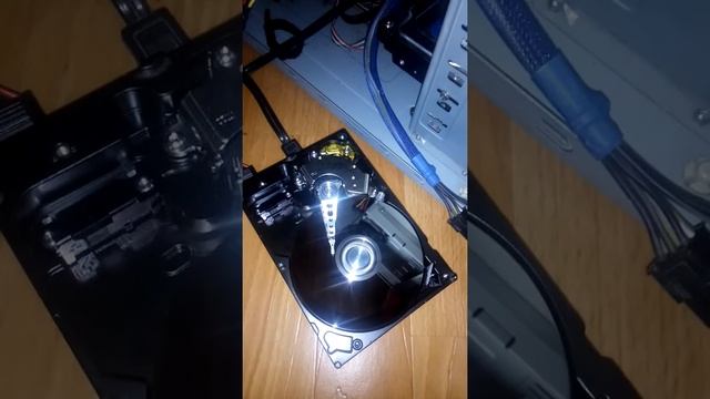 Работа вскрытого HDD (WD2500KS) смотреть онлайн