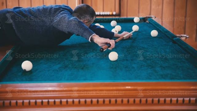 Man rolls the ball into the hole смотреть онлайн