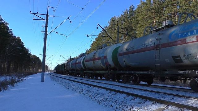 ВЛ10-1689 с грузовым поездом смотреть онлайн
