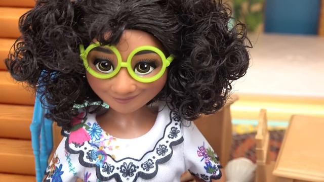 Disney Encanto Mirabel Transforms from Giant to Tiny Doll at Madrigal House (Part 1) смотреть онлайн