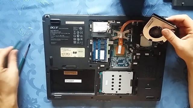Как разобрать ноутбук Acer Aspire 5680? Чистка от пыли. Замена термопасты. смотреть онлайн
