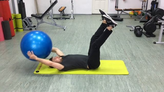 Передача фитбола из ног в руки - скручивания с фитболом. Упражнения с фитболом на пресс! смотреть онлайн