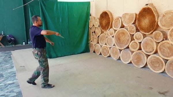 Замедленное в 10 раз безоборотное метание ножей.