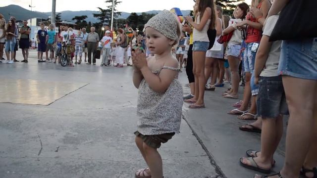 танец супер (девочка 2 годика) смотреть онлайн