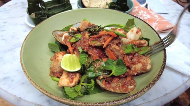 Casa Luna, Ubud: Seafood Paella at Renowned Restaurant, Bali, Indonesia (Feb 14, 2023) смотреть онлайн