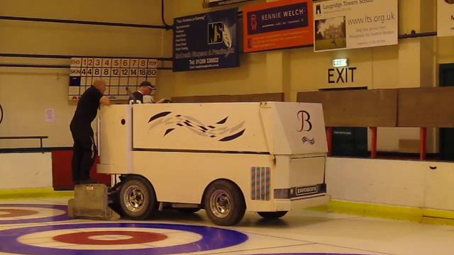 First time use of Zamboni at Border Ice Rink Kelso смотреть онлайн