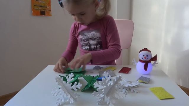 Новогодние поделки с детьми. Ёлочки и снежинки │Manualidades de navidad para niños смотреть онлайн