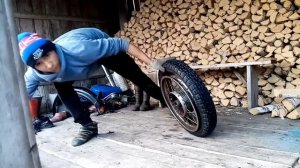 КАК ЗАБОРТОВАТЬ КОЛЕСО МИНСК/ВОСХОД С КАМЕРОЙ ОТ УРАЛА