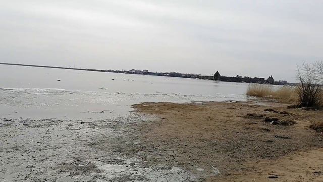 Ладожское озеро у крепости "Орешек". 16.04.2023. смотреть онлайн