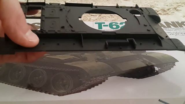 Обзор верхней части корпуса модели танка Т-62А Tamiya 1/35 перед сборкой. смотреть онлайн