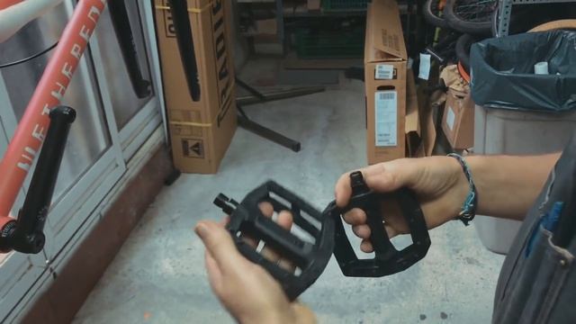 VOY A BUSCAR LA BMX TOPE DE GAMA DE WETHEPEOPLE 2020 | Unboxing + montaje смотреть онлайн