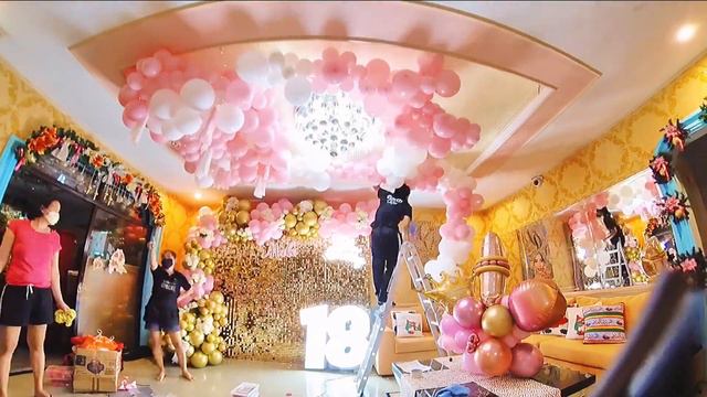 How To Shimmer Wall + Balloon Garland | Elegant Gold Debut Party смотреть онлайн