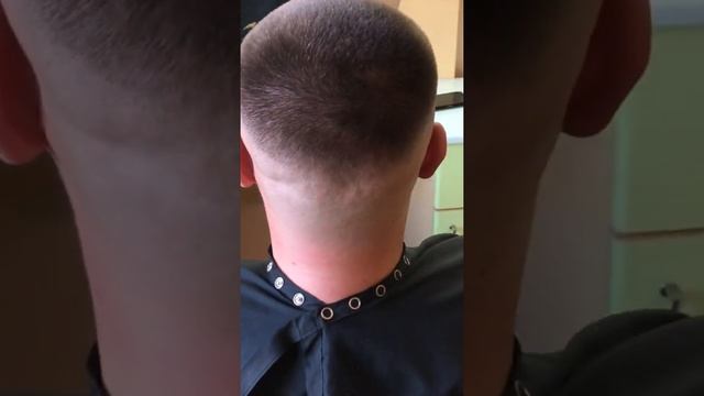 СТРИЖКА БОРОДА. ВЫСОКИЙ ФЕЙД, ОКАНТОВКА БРИТВОЙ. КОРОТКАЯ СТРИЖКА смотреть онлайн